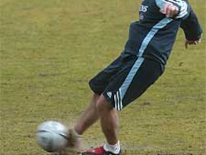 Beckham se entrena ayer en Las Rozas con un gorro para protegerse del frío.