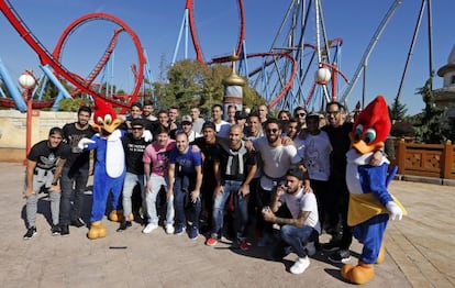 La plantilla del Barcelona, en Port Aventura.