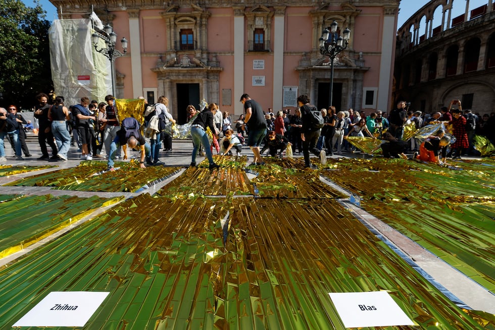 Acto cívico en recuerdo a las 229 víctimas de la dana en Valencia, este miércoles en la plaza de la Virgen de Valencia.