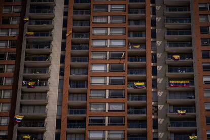 Edificios en la ciudad mostraron la bandera colombiana, uniéndose a la celebración. 