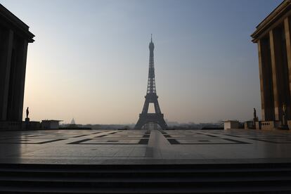 La plaza del Trocadero, con la Torre Eiffel al fondo, vacía el sábado. 