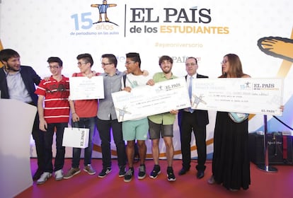 Los ganadores de este año, el I.E.S. VICENTE MEDINA (Archena, Murcia), por su periódico digital Letra A Letra. Les ha entregado el premio el director adjunto de EL PAÍS Jorge Rivera.