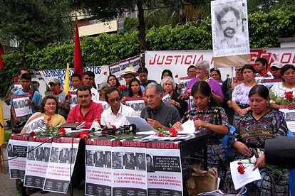 Los participantes en la marcha, durante la lectura de un manifiesto.