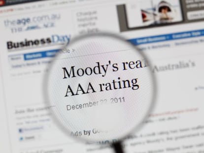 Una publicación digital informa del anuncio de la clasificación del 'rating' de Francia por parte de la agencia Moody's.