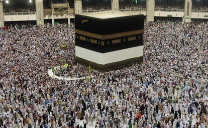 Peregrinos musulmanes rodean La Kaaba en la Gran Mezquita de La Meca (Arabia Saudita).