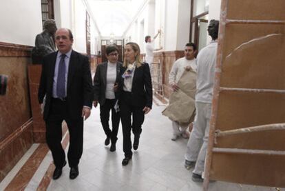 Ignacio Gil Lázaro, Teresa Cunillera y Ana Pastor, ayer, en un pasillo remozado del Congreso.