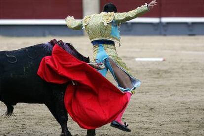 El torero Serafín Marín recibe un puntazo en su primer toro.