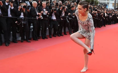 Kristen Stewart se quita los zapatos para su paseo por la alfombra roja de Cannes. 