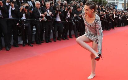 Kristen Stewart se quita los zapatos para su paseo por la alfombra roja de Cannes.