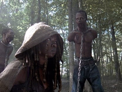 Michonne (Danai Gurira), con sus zombis, uno de los cuales interpretaba Moses J. Moseley, en 'The Walking Dead'.