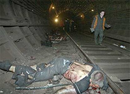 Un policía camina por el túnel próximo a la estación de Avtozavódskaya, en el que estalló la bomba que causó ayer la muerte a 39 pasajeros.