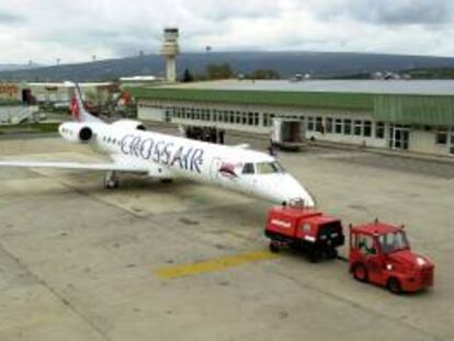 La compañía brasileña precisó que el contrato prevé la prestación de varios servicios como reparaciones y control técnico de mantenimiento, entre otros, para la flota de 24 aparatos de la familia ERJ-145 de Embraer que dispone la FAB. EFE/Archivo