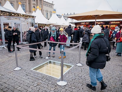 La biblioteca vacía y subterránea del escultor israelí Micha Ullman rodeada por cuatro bolardos para protegerla de los visitantes del mercado navideño en la Bebelplatz, Berlín 16 diciembre 2022.