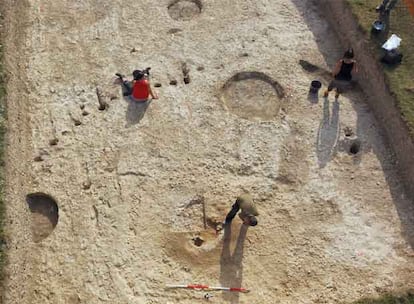 Un grupo de arqueólogos trabaja en los restos del poblado neolítico descubierto en las inmediaciones del monumento megalítico de Stonehenge, en el sur de Inglaterra. Se cree que el asentamiento pudo haber sido el lugar de residencia de los trabajadores que construyeron el famoso círculo de megalitos.