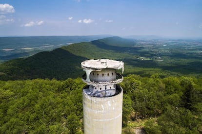 Restos de uma torre à prova de ataque nuclear, conhecida como 'Cannonball', sobre os Montes Apalaches perto de Sylvan, Pensilvania. A torre foi desativada em 1977.