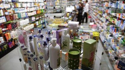 Brasileiro promete fidelidade a batons e cremes mesmo com alta de tributos