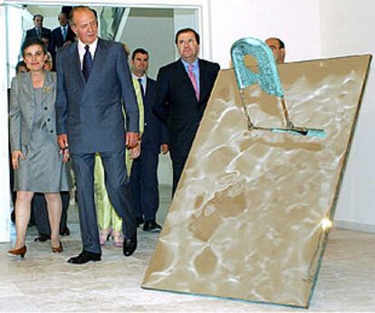 El Rey y acompañantes, ayer en el Patio Herreriano, ante la obra <b></b><i>Coure i mirall </i>(1989), de Perejaume.
