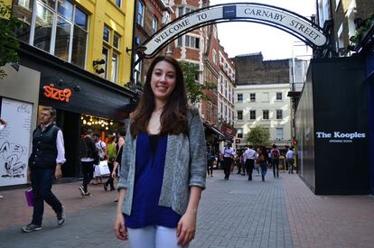 Elena García, arquitecta de 28 años, en Carnaby Street. García trabaja en un estudio de arquitectura en pleno centro de la capital inglesa, pero le gustaría volver a España después de tener más experiencia internacional en otro país. Emigró a Londres en 2014 porque las posibilidades de encontrar trabajo en España eran escasas.