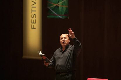 El siempre gesticulante Marco Beasley en un momento de su recital de canciones napolitanas.