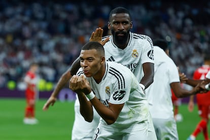 El delantero del Real Madrid Kylian Mbappé celebra su gol, el primer gol del equipo blanco, durante el encuentro de la primera jornada de la Liga de Campeones entre Real Madrid y Vfb Stuttgart este martes en el Bernabéu.