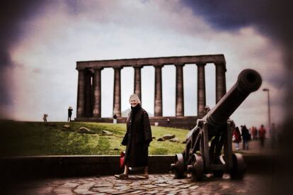 Una mujer pasa junto al cañón portugués en Calton Hill.