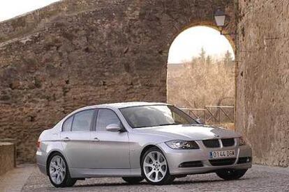 El nuevo 330i mantiene el estilo inconfundible de la Serie 3. Estrena un frontal más elaborado y unos resaltes en el capó, y los laterales potencian su carácter deportivo y su personalidad.