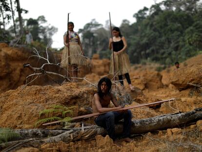 Indígenas de la tribu mura muestran un área deforestada en la selva amazónica cerca de Humaitá (Amazonas, Brasil), en agosto de 2019.