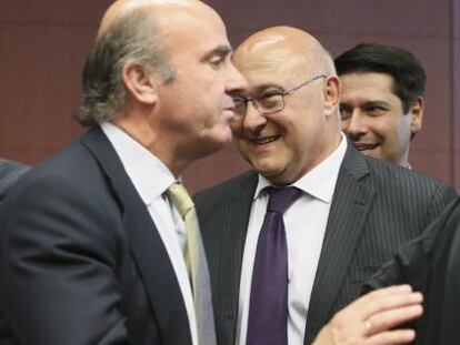 El ministro portugués de Finanzas Mario Centeno (i), junto al ministro español en funciones de Economía, Luis de Guindos (c) junto al ministro de Finanzas francés, Michel Sapin (d) ayer 11 de julio de 2016.