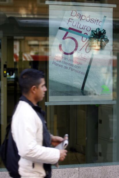 Una sucursal de Caja Madrid anuncia un producto destinado a clientes con planes de pensiones.