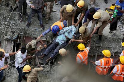 Miembros de la Fuerza de Respuesta de Desastres Nacionales (NDRF) trabajan para rescatar a las víctimas del derrumbe de un puente en Calcuta (India) el 31 de marzo de 2016.