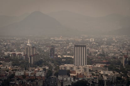 Conjunto habitacional de Tlatelolco, con el cerro del Chiquihuite al fondo.