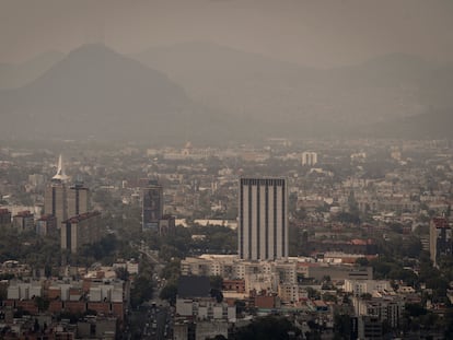 Conjunto habitacional de Tlatelolco, con el cerro del Chiquihuite al fondo.