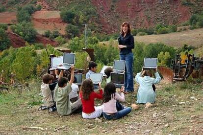 Los niños de Arén con sus portátiles y su maestra.