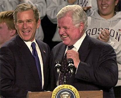 Ted Kennedy presenta a George Bush al auditorio de la Boston Latin School, la más antigua de EE UU.