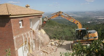 Vivienda ilegal derribada en la sierra de Córdoba en abril de 2008.