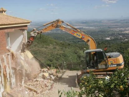 Vivienda ilegal derribada en la sierra de Córdoba en abril de 2008.