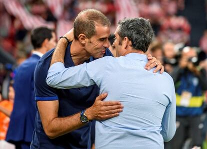 El entrenador del Athletic Club de Bilbao, Gaizka Garitano (i), saluda a su homólogo del F.C.Barcelona, Ernesto Valverde (d), al inicio del partido entre ambos equipos.