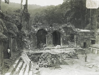 Outra vista de Palenque. Abandonada séculos antes da chegada dos espanhóis ao México, foi redescoberta no final do século XVIII, durante a colônia. Anos de pilhagem e saques se seguiram.