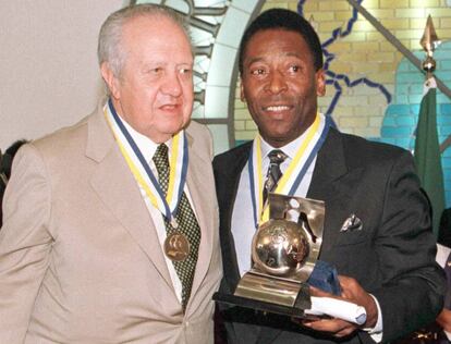 El expresidente portugués Mário Soares, junto al exfutbolista brasileño Edson Arantes do Nascimento, Pele, posando ambos con los premios que les otorgó la organización religiosa 'Legión de la Buena voluntad'. Abril de 2007.