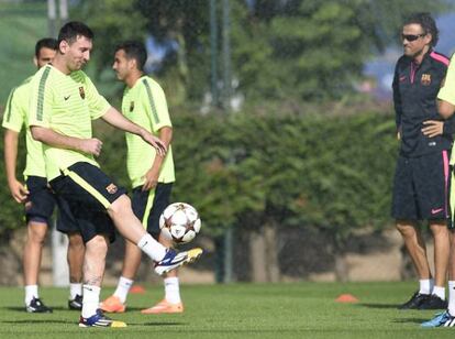 Messi y el técnico asturiano (con sus gafas de maratoniano) durante un entrenamiento. ¿Quién ganará la batalla?