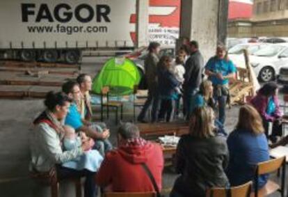 Trabajadores encerrados en la planta de Edesa de Basauri perteneciente a Fagor Electrodom&eacute;sticos. 