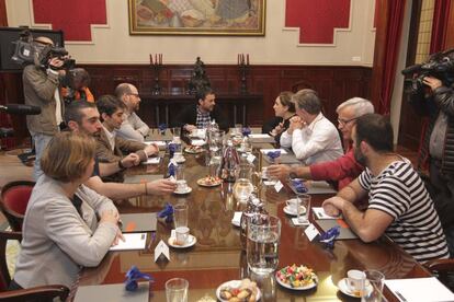 Reuni&oacute;n de trabajo en A Coru&ntilde;a dentro de Ciudades por el bien com&uacute;n. A la derecha, en primer t&eacute;rmino, el concejal madrile&ntilde;o Nacho Murgui. 