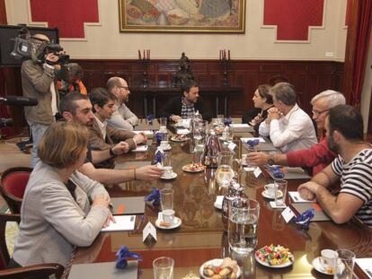 Reuni&oacute;n de trabajo en A Coru&ntilde;a dentro de Ciudades por el bien com&uacute;n. A la derecha, en primer t&eacute;rmino, el concejal madrile&ntilde;o Nacho Murgui. 