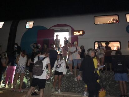 Pasajeros del tren de Ouigo averiado en junio en Alhama de Aragón, en una imagen de archivo.