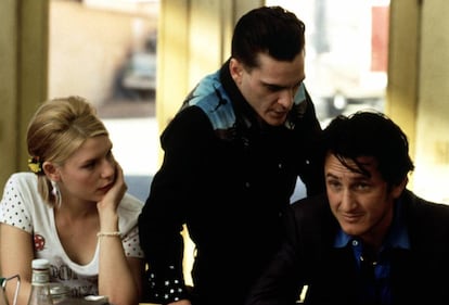 Claire Danes, Joaquin Phoenix y Sean Penn en 'U-Turn, giro al infierno'.