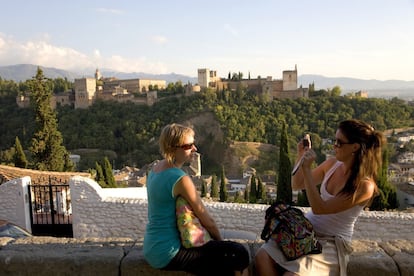 San Nicolás overlook (Granada). It’s near impossible to talk about the Saint Nicholas lookout without sounding cliché. Located at the heart of Albaicín, it provides a complete panoramic view of the city Alhambra against the backdrop of the Sierra Nevada mountain range.