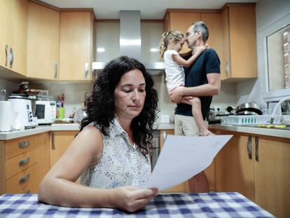 Elena Morales y Rudy Soors, con su hija Lola, en la Pobla de Vallbona (Valencia), donde residen.