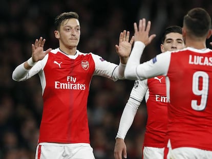 Mesut &Ouml;zil celebra el segundo de sus goles con su compa&ntilde;ero Lucas P&eacute;rez.