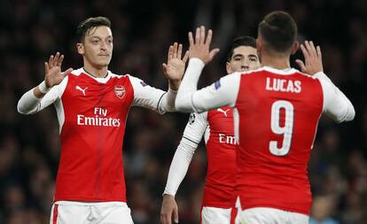 Mesut Özil celebra el segundo de sus goles con su compañero Lucas Pérez.