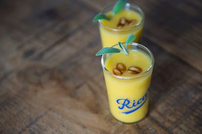 Un chupito de aperitivo. / AINHOA GOMÀ